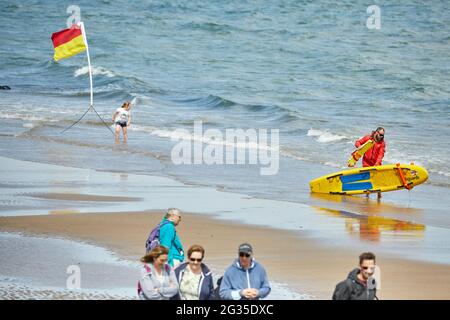 Saltburn-by-the-Sea, Küstenstadt in Redcar und Cleveland, North Yorkshire, England. Rettungsschwimmer Surfbrett am Strand Stockfoto