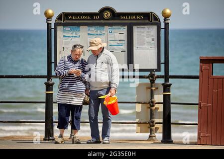 Saltburn-by-the-Sea, eine Küstenstadt in Redcar und Cleveland, North Yorkshire, England. Willkommensschild Stockfoto