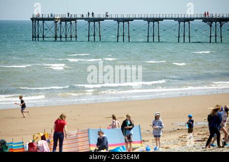 Saltburn-by-the-Sea, Küstenstadt in Redcar und Cleveland, North Yorkshire, England. John Anderson Pleasure Pier in der Nordsee Stockfoto