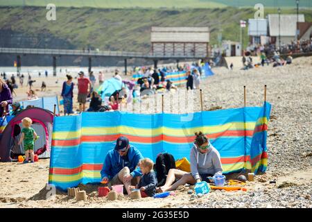 Saltburn-by-the-Sea, Küstenstadt in Redcar und Cleveland, North Yorkshire, England. Windbreak am Strand Stockfoto