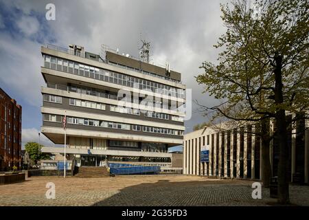 Das modernistische Gebäude der Polizeiwache Chorley Town Center in der Zentrale der 1960er Jahre und das Gerichtsgebäude sind nun geschlossen Stockfoto