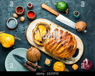 Wellington Kürbis, Brot gefüllt mit gebackenen Pilzen und Kürbis. Stockfoto