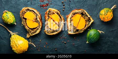 Wellington Kürbis, Brot gefüllt mit gebackenen Pilzen und Kürbis. Stockfoto