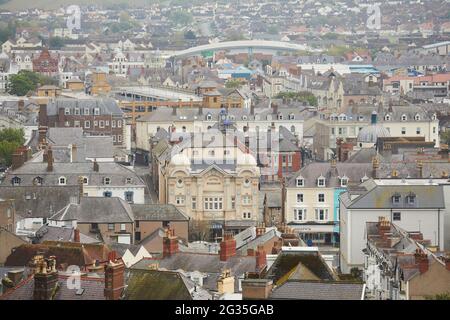 Küstenort Llandudno Nordwales Blick vom Great Orme über die Dächer der Stadt und den Palladium Wetherspoon Pub Stockfoto