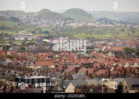 Küstenort Llandudno Nordwales Blick vom Great Orme über die Dächer und den Wohnbestand der Stadt Stockfoto