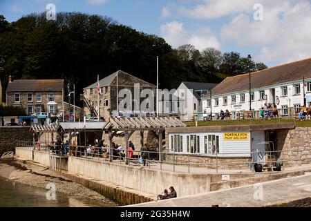 Cornish Touristenziel Porthleven, Cornwall, England, südlichster Hafen in Großbritannien, abgebildet die Hafenrestaurants Mussel Shoal Stockfoto