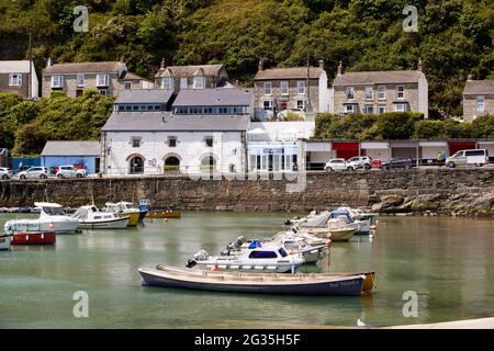 Cornish Touristenziel Porthleven, Cornwall, England, südlichster Hafen in Großbritannien, abgebildet der Hafen Stockfoto