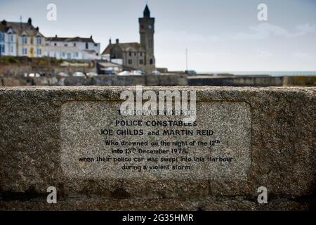 Cornish Touristenziel Porthleven, Cornwall, England, südlichster Hafen in Großbritannien, abgebildet Polizei Gedenkstein Stockfoto