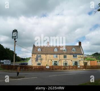 Das Woolpack Inn, ein Green King Pub in Islip, Thrapston, England. Stockfoto