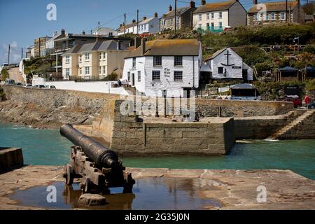 Cornish Touristenziel Porthleven, Cornwall, England, südlichster Hafen in Großbritannien, abgebildet das Ship Inn auf Mount Pleasant Rd Stockfoto