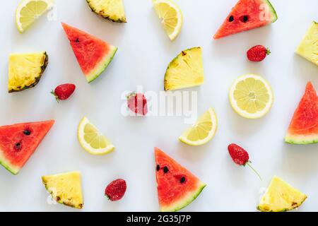 Wassermelone, Ananas, Zitrone und Erdbeeren auf weißem Hintergrund. Textur. Stockfoto