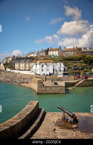 Cornish Touristenziel Porthleven, Cornwall, England, südlichster Hafen in Großbritannien, abgebildet das Ship Inn auf Mount Pleasant Rd Stockfoto