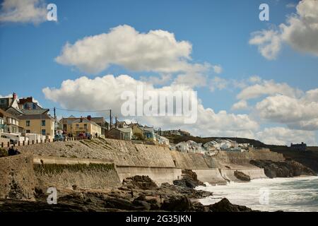 Cornish Touristenziel Porthleven, Cornwall, England, abgebildet Wohnbestand entlang der Küste Cliff Road und der See-Verteidigungsmauer Stockfoto