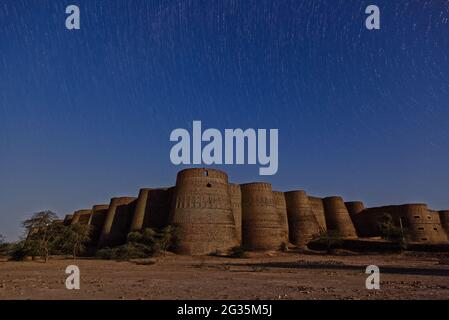 Derawar Fort, ist eine große quadratische Festung in Ahmadpur East Tehsil, Punjab, Pakistan. Etwa 130 km südlich der Stadt Bahawalpur Stockfoto