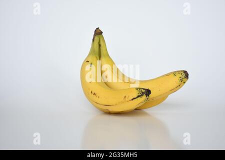Gelbe reife Bananen auf isoliertem weißem Hintergrund Stockfoto