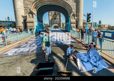 London, Großbritannien. Juni 2021. Sadiq Khan (im Bild) besucht die Tower Bridge, die mit mehr als 3,000 Schwarz-Weiß-Portraitfotos zur Feier der UEFA EURO 2020 Fußball-Europameisterschaft geklebt wird. Das Inside Out-Projekt wurde von dem Künstler JR entworfen und wird mit seinen epischen Schwarz-Weiß-Porträts Gehwege, Straßen und Gebäude in der ganzen Stadt abdecken - einschließlich dieser Galerie, die länger als zwei Fußballplätze entlang der Straße an der Tower Bridge ist. Inside Out ist die kulturelle Feier des Fußballs in der Hauptstadt und seine Fähigkeit, Menschen zusammenzubringen. Kredit: Guy Bell/Alamy Live Nachrichten Stockfoto