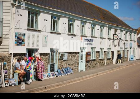 Cornish Touristenziel Porthleven, Cornwall, England, südlichster Hafen in Großbritannien, abgebildet Ferienhäuser und Souvenirladen Stockfoto