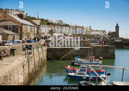 Cornish Touristenziel Porthleven, Cornwall, England, südlichster Hafen in Großbritannien, abgebildet Uhrenturm Stockfoto