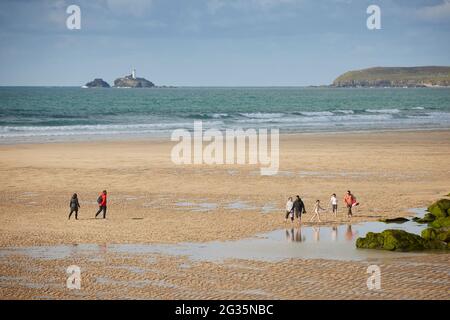 Cornish Touristenziel Hayle, in St. Ives Bay, Cornwall, England, Godrevy Leuchtturm von der anderen Strandseite Stockfoto
