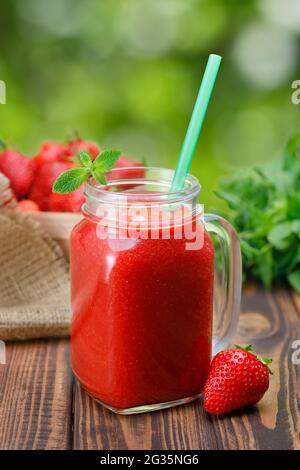 Erdbeercocktail im Glas im Freien Stockfoto