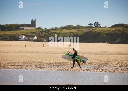 Kornisches Touristenziel Hayle, in St. Ives Bay, Cornwall, England, Hayle Beach mit Blick auf die St. Uny's Church Stockfoto