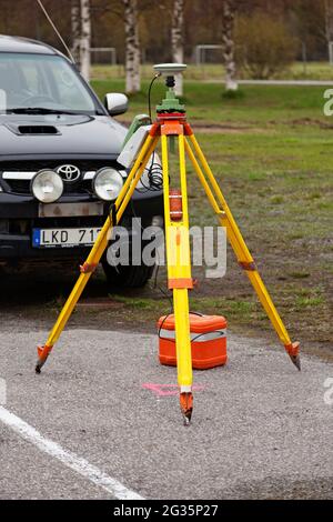 Umea, Norrland Schweden - 20. April 2021: Lasermessgerät auf Stativ für den Bau Stockfoto