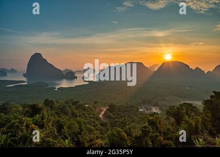 Blick auf tropische Inseln bei Sonnenaufgang am Samed Nang Chee Aussichtspunkt mit Bucht zum Meer, Phang Nga Thailand Naturlandschaft Stockfoto