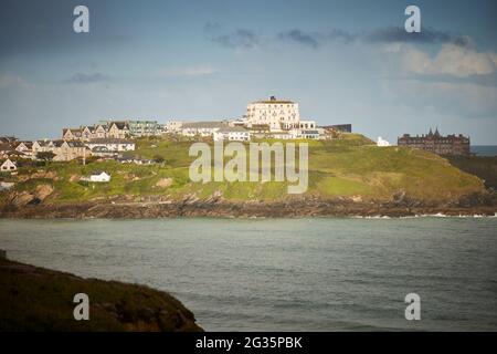 CORNISH Küstenstadt Newquay, Cornwall. Atlantic Hotel und rechts das Headland Cornwall Stockfoto