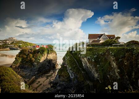 CORNISH Küstenstadt Newquay, Cornwall. Newquay Bay in Towan Beach und die Island House Bridge Stockfoto