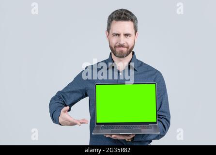 Webinar pc-Werbung. Geschäftsmann präsentiert Produkt. Präsentation auf Computer. Stockfoto