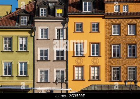 Bunte Fassaden historischer Mietshäuser in der Altstadt von Warschau in Polen. Stockfoto