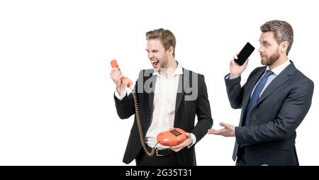 Anwalt mit Handy Blick auf wütenden Broker schreiend in Telefonhörer, schlechte Verbindung Stockfoto