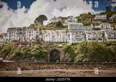 CORNISH Fischerhafen Looe in Cornwall im Bild von East Looe Beach Stockfoto