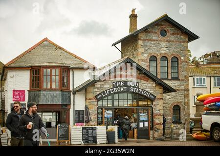 CORNISH Fischerhafen Looe in Cornwall im Bild East Looe Beach Old Lifeboat Station - Gallery Stockfoto