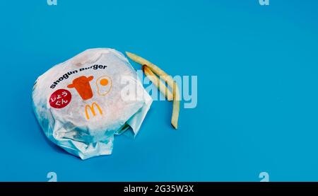 Rawang, Selangor, Malaysia, 13. Juni 2021 - Selektiver Fokus auf McDonald's neuesten Burger, bekannt als Shogun Burger. McDonald's Corporation ist die größte Stockfoto