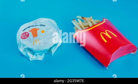 Rawang, Selangor, Malaysia, 13. Juni 2021 - Selektiver Fokus auf McDonald's neuesten Burger, bekannt als Shogun Burger. McDonald's Corporation ist die größte Stockfoto