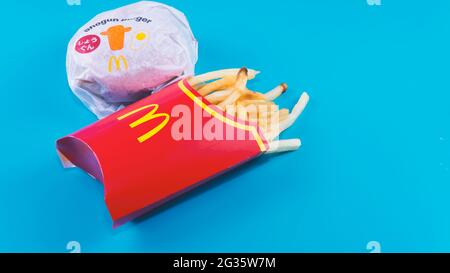 Rawang, Selangor, Malaysia, 13. Juni 2021 - Selektiver Fokus auf McDonald's neuesten Burger, bekannt als Shogun Burger. McDonald's Corporation ist die größte Stockfoto