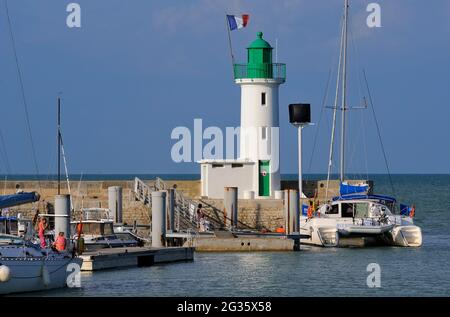 FRANKREICH, CHARENTE-MARITIME (17) INSEL RE, DORF LA FLOTTE-EN-RE, HAFEN UND LEUCHTTURM BEI FLUT Stockfoto