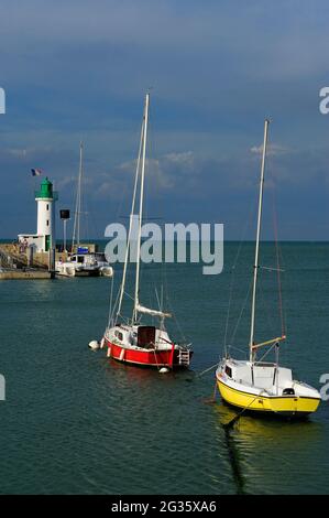 FRANKREICH, CHARENTE-MARITIME (17) INSEL RE, DORF LA FLOTTE-EN-RE, HAFEN UND LEUCHTTURM BEI FLUT Stockfoto