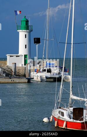 FRANKREICH, CHARENTE-MARITIME (17) INSEL RE, DORF LA FLOTTE-EN-RE, HAFEN UND LEUCHTTURM BEI FLUT Stockfoto