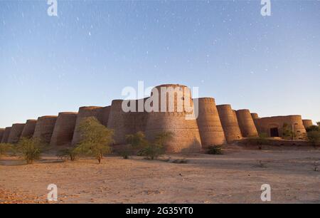 Derawar Fort, ist eine große quadratische Festung in Ahmadpur East Tehsil, Punjab, Pakistan. Etwa 130 km südlich der Stadt Bahawalpur Stockfoto