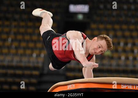 München, Deutschland. Juni 2021. Nils DUNKEL (GER), Action beim Sprung. Rund um Männer. Gymnastik 2. Olympia-Qualifikation in München am 12. Juni 2021. Kredit: dpa/Alamy Live Nachrichten Stockfoto