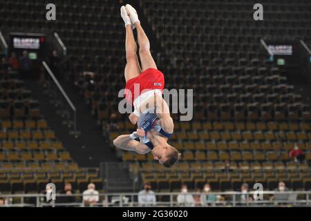 München, Deutschland. Juni 2021. Lukas DAUSER (GER), Action am Boden, rund um Männer. Gymnastik 2. Olympia-Qualifikation in München am 12. Juni 2021. Kredit: dpa/Alamy Live Nachrichten Stockfoto