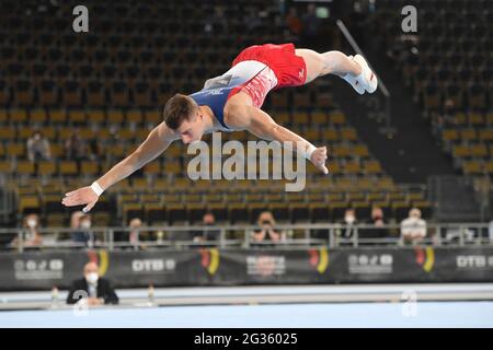 München, Deutschland. Juni 2021. Lukas DAUSER (GER), Action am Boden, rund um Männer. Gymnastik 2. Olympia-Qualifikation in München am 12. Juni 2021. Kredit: dpa/Alamy Live Nachrichten Stockfoto