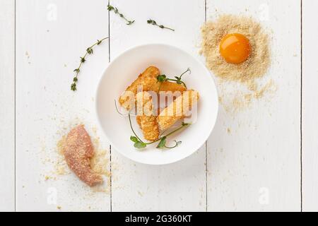 Frittierte Hühnersticks in Ei- und Brotkrumen zerschlagen Stockfoto