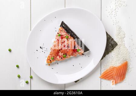 Eine Scheibe Sushi-Pizza mit frischem Lachs und Tobiko Stockfoto