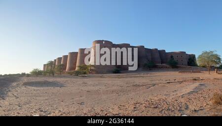 Derawar Fort, ist eine große quadratische Festung in Ahmadpur East Tehsil, Punjab, Pakistan. Etwa 130 km südlich der Stadt Bahawalpur Stockfoto