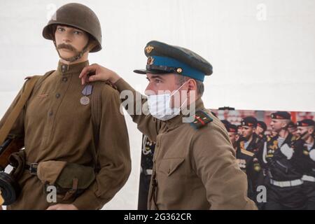 Moskau, Russland. 12. Juni 2021 Ein Mann in der Uniform eines sowjetischen Militärpiloten aus dem Zweiten Weltkrieg in einem Zelt im VDNKh Exhibition Center in Moskau, Russland Stockfoto