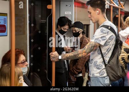 Moskau, Russland. Am 12. Juni fahren 2021 Menschen in einem Moskauer U-Bahn-Auto, Russland Stockfoto