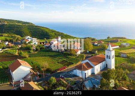 Luftaufnahme der Kirche Igreja do Amparo und der grünen Kulturfelder, Ponta do Pargo, Calheta, Madeira, Portugal Stockfoto